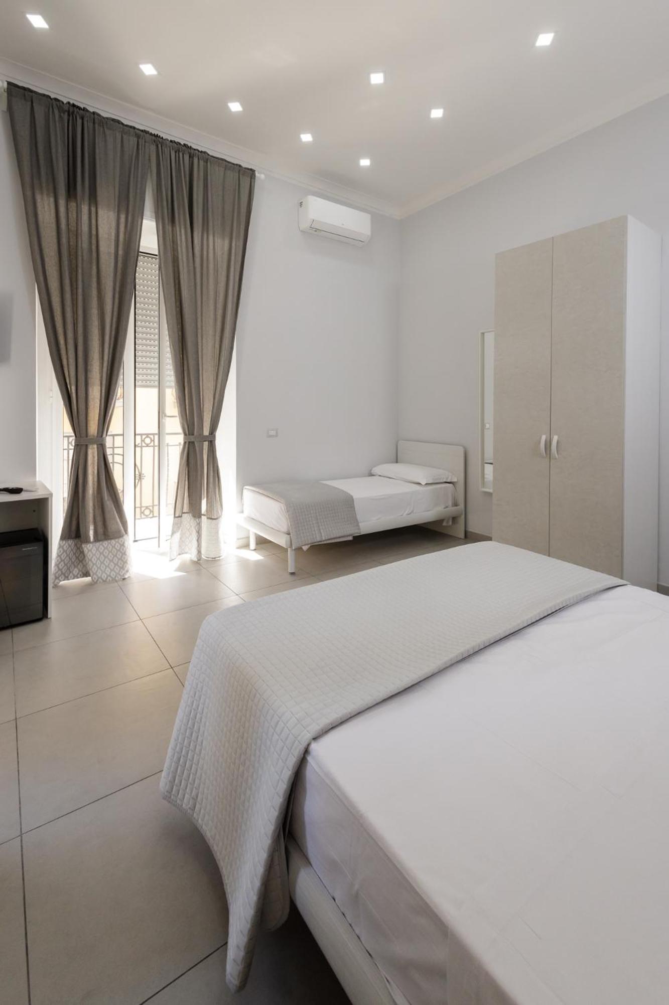 Hotel Caroline'S House Napoli Esterno foto