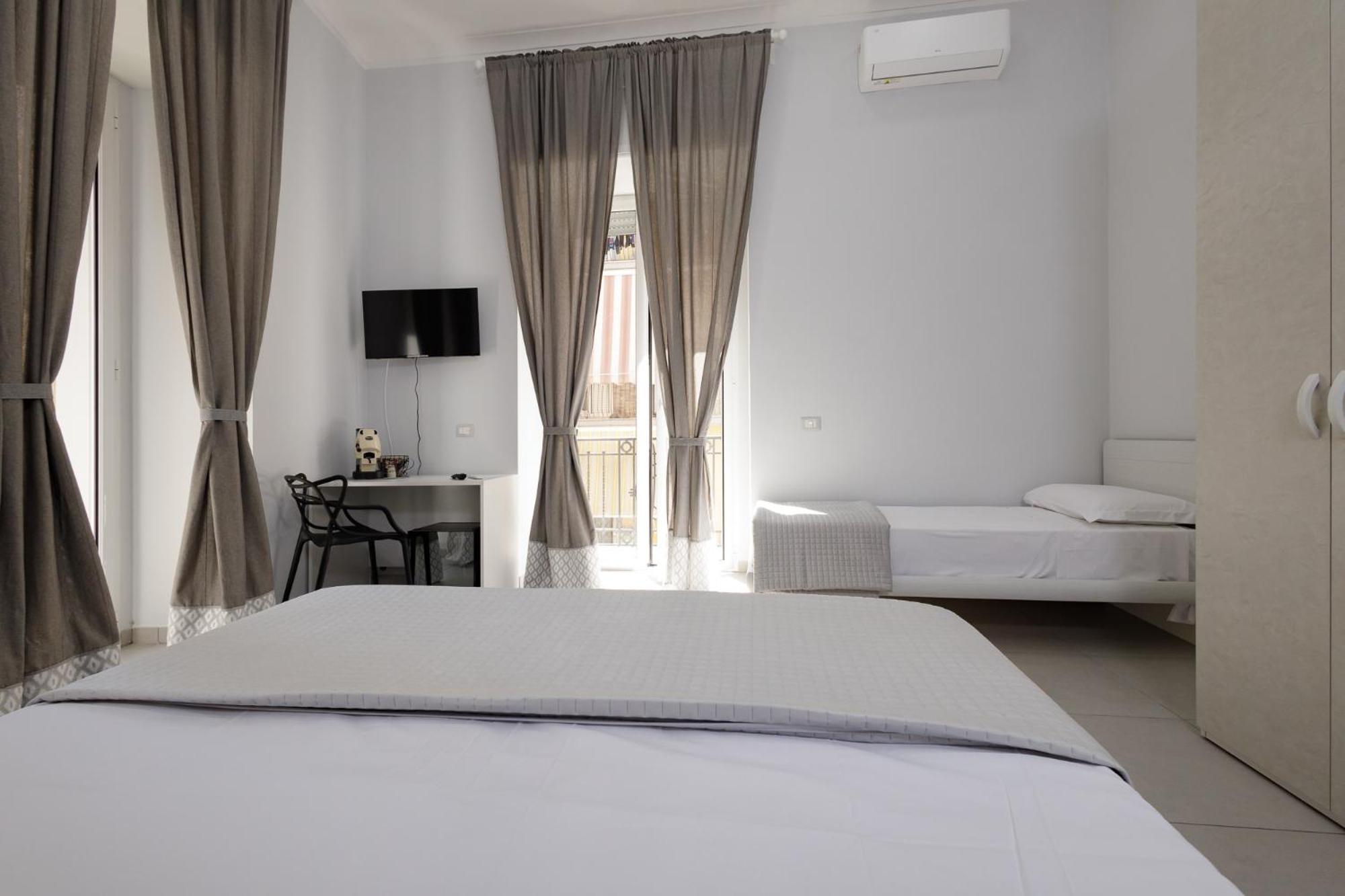 Hotel Caroline'S House Napoli Esterno foto