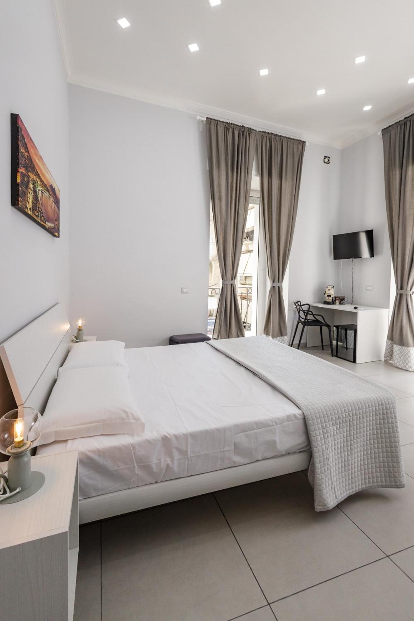 Hotel Caroline'S House Napoli Esterno foto