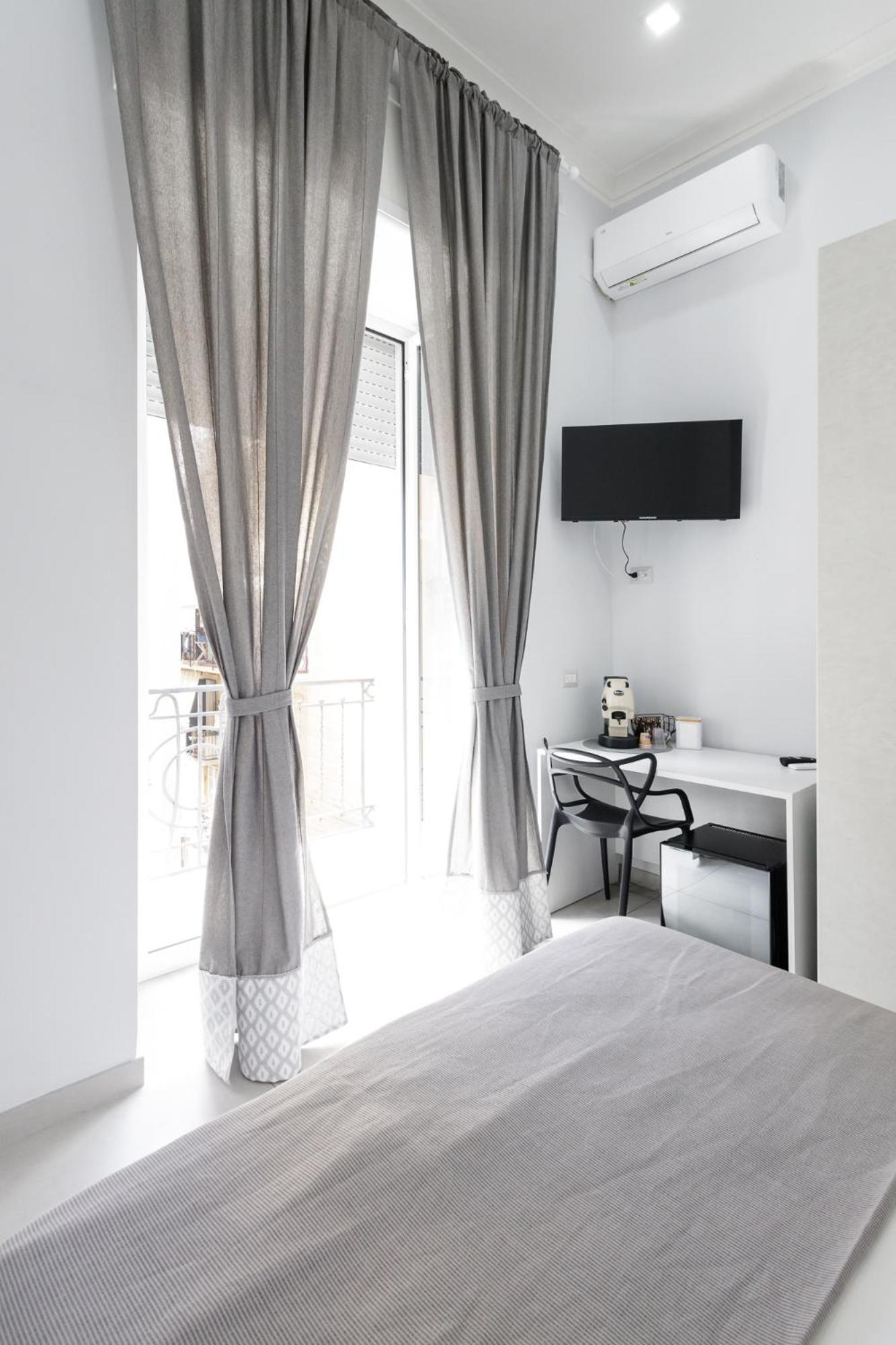 Hotel Caroline'S House Napoli Esterno foto